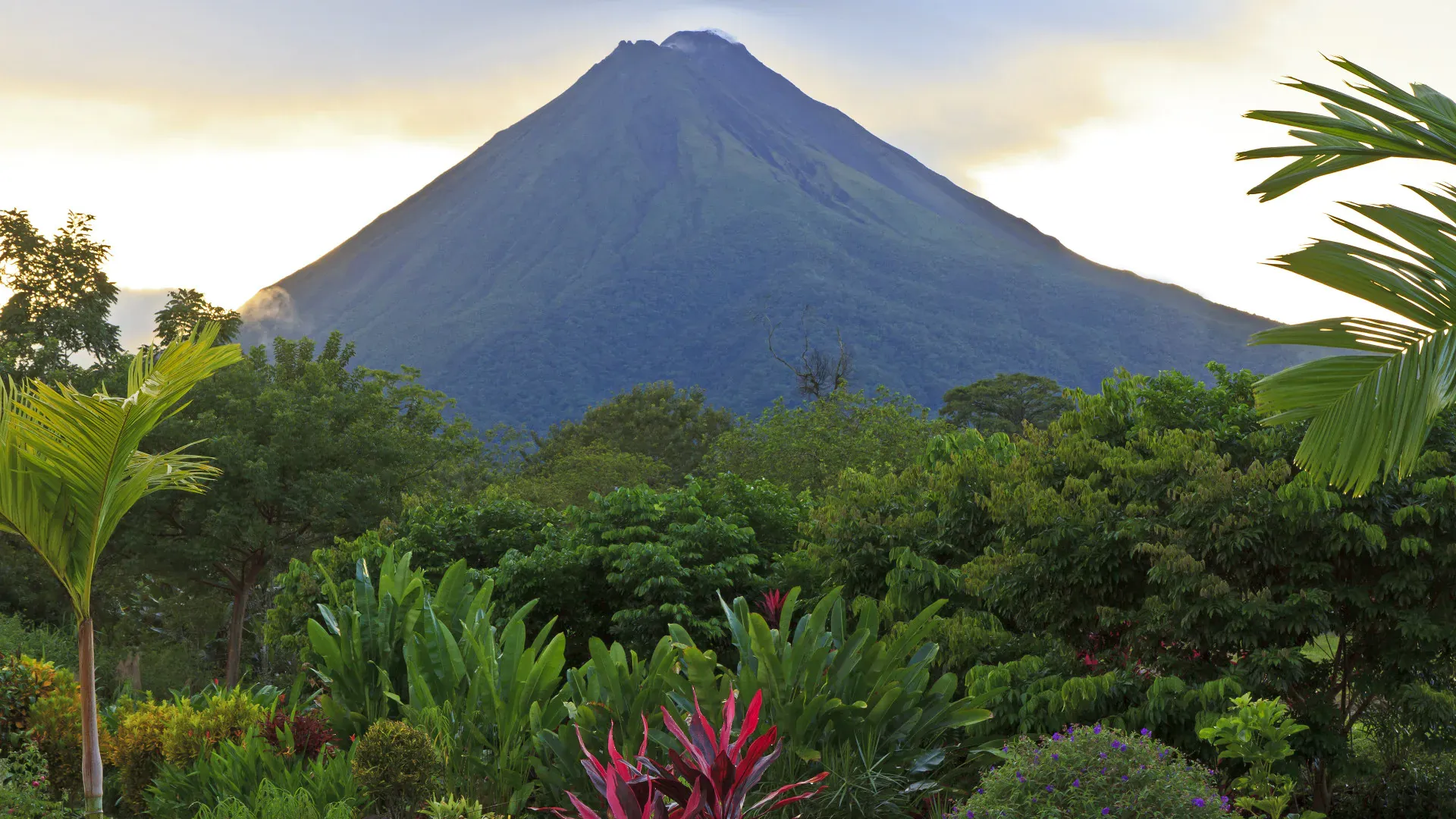 costa-rica-curiosities_arenal-volcan.webp
